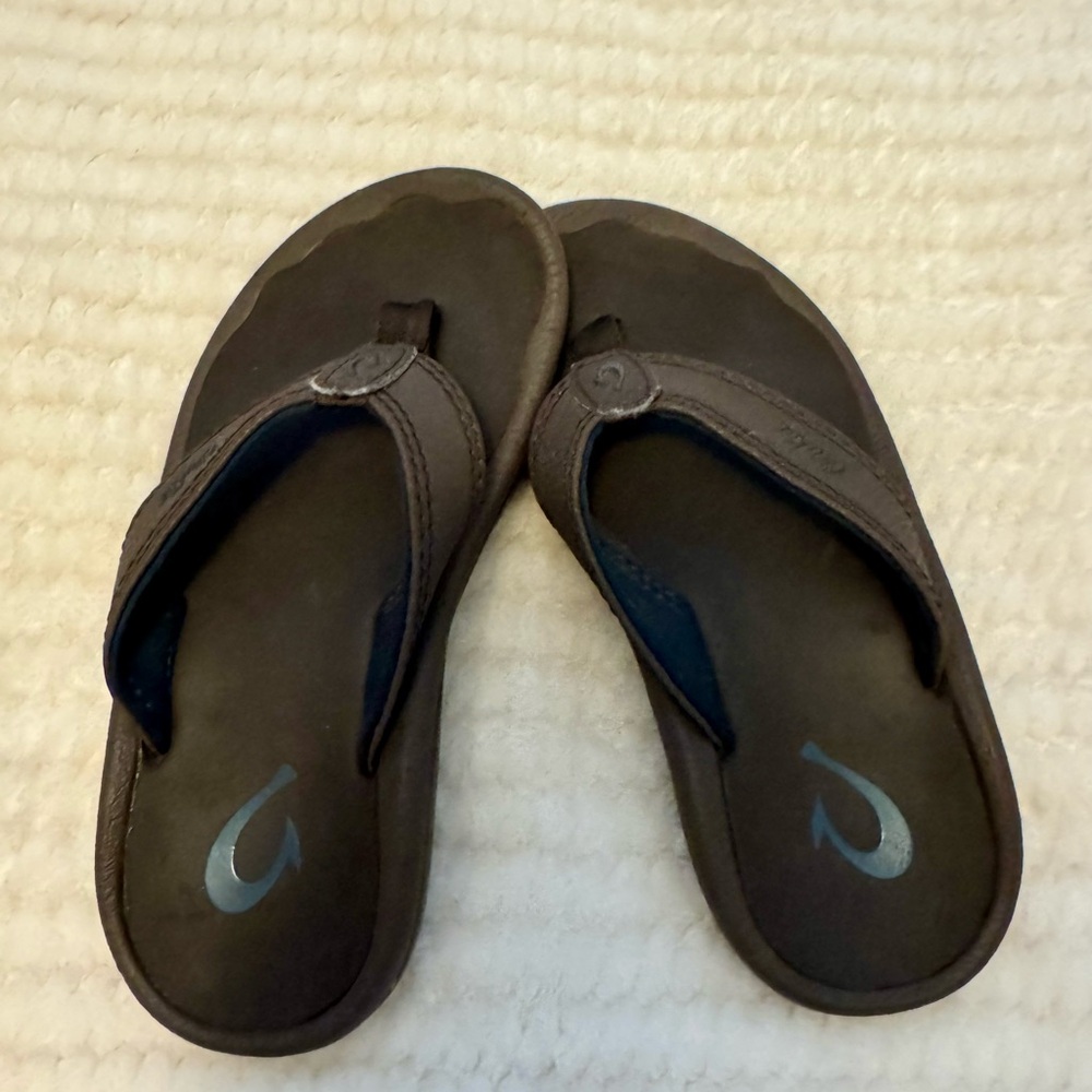 Olukai Boy’s Brown Flip Flops with Blue Logo
